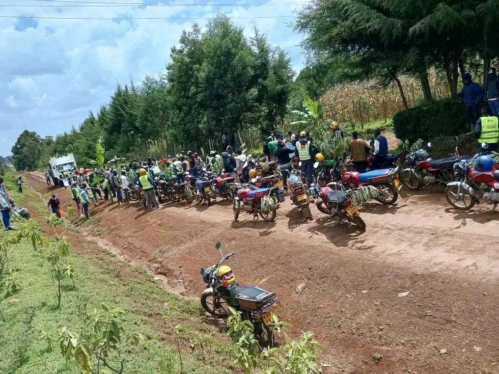 May be an image of 3 people, dirt bike, motorcycle and all-terain vehicle